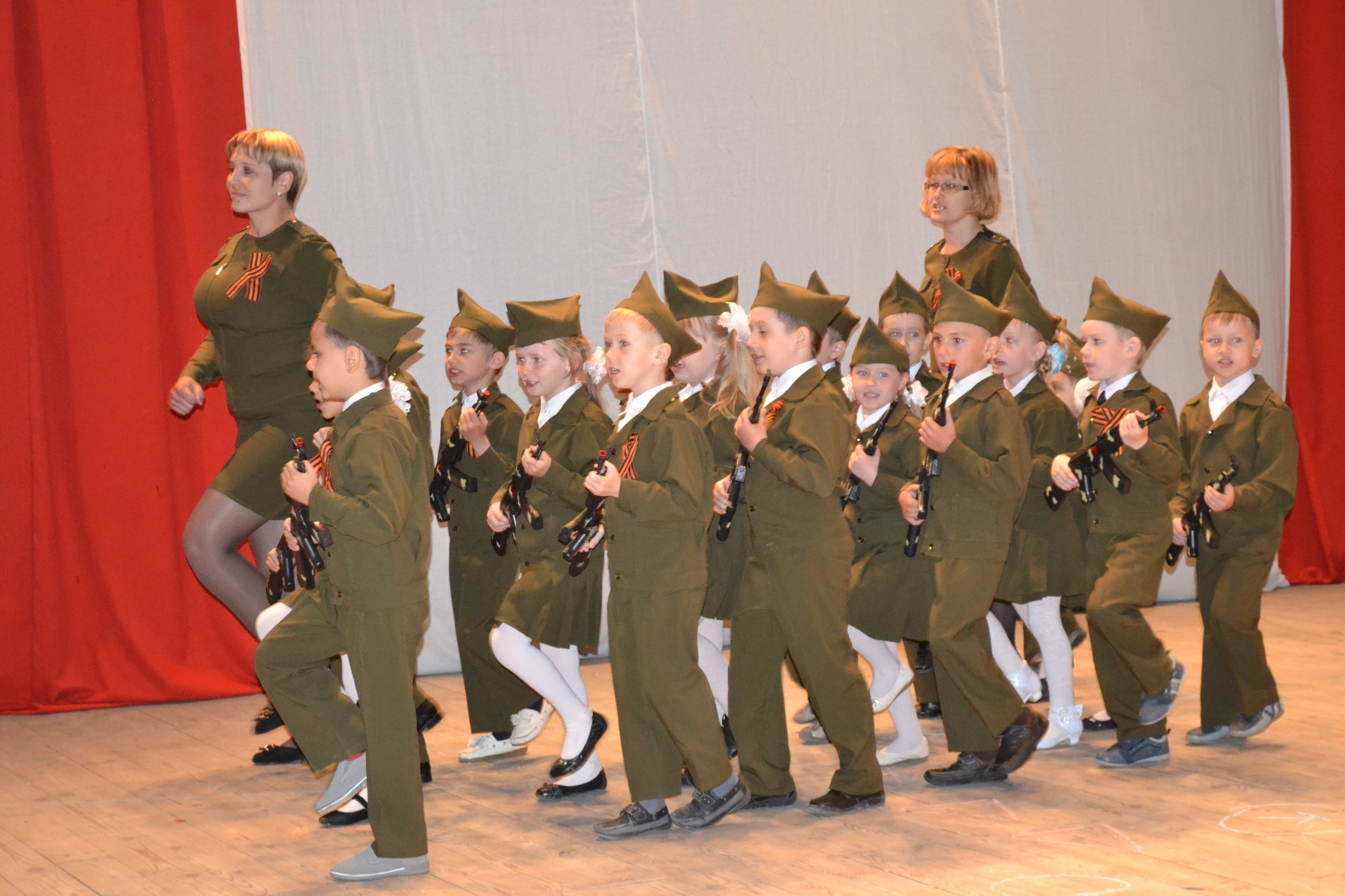 Детский хор военный. Военные формы для детей строевой. Детский марш. Дети маршируют. Детский военный хор.